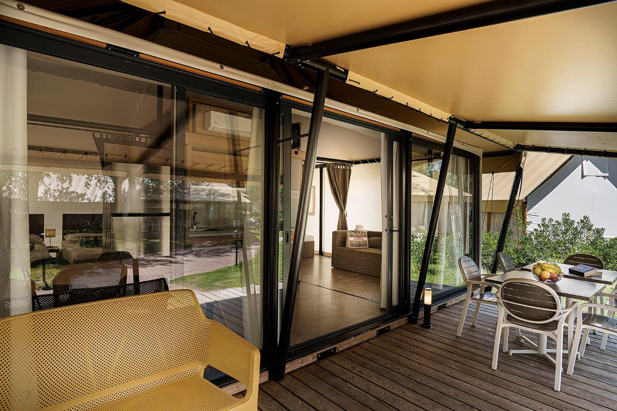 Barricata Holiday Village Scardovari Pokój zdjęcie A retractable awning