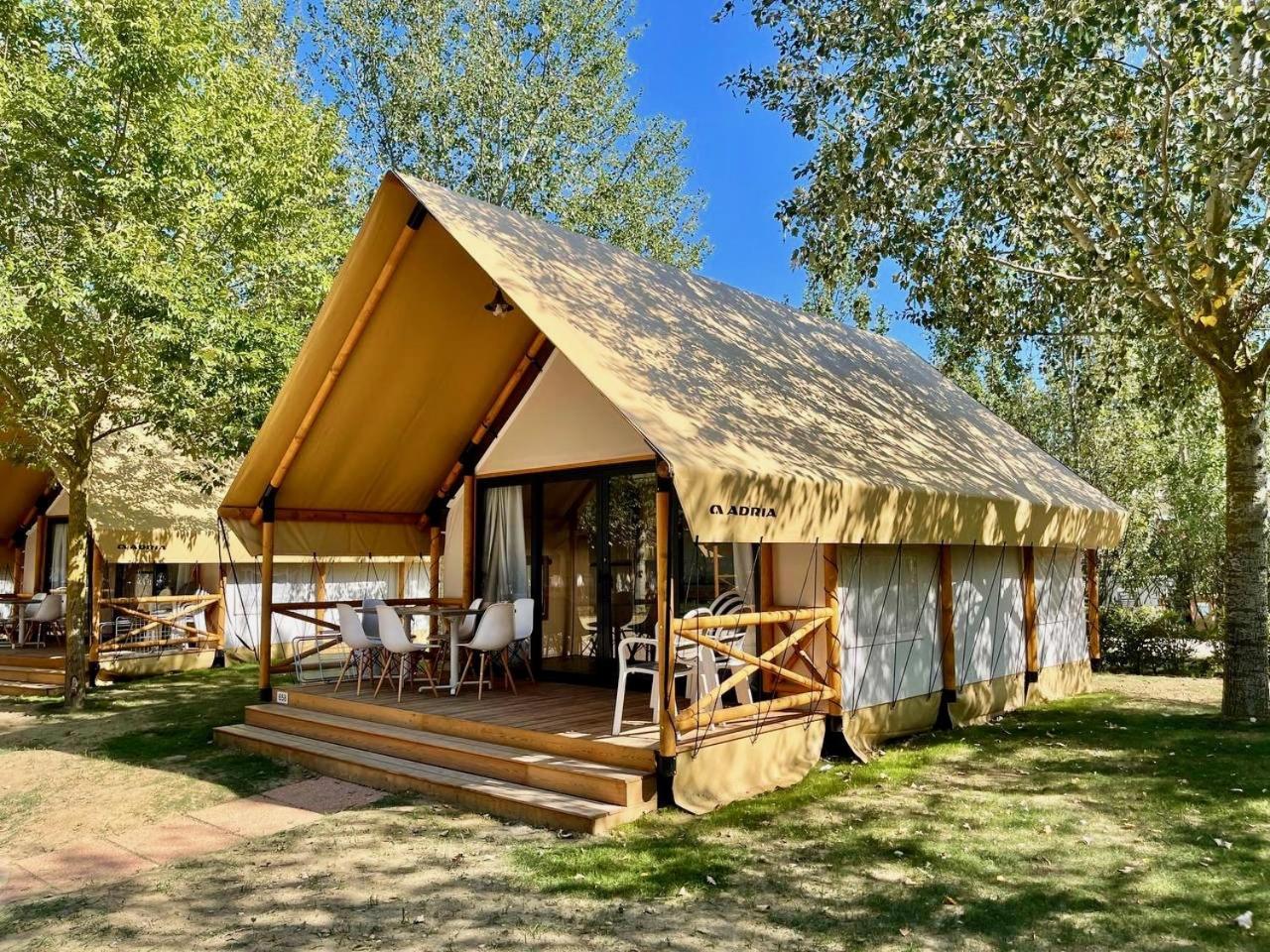 Barricata Holiday Village Scardovari Zewnętrze zdjęcie A safari lodge in France